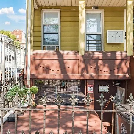 Elegant 2 Bedroom W Modern Amenities Apartment *
