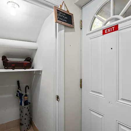 Elegant 2 Bedroom W Modern Amenities Apartment New York