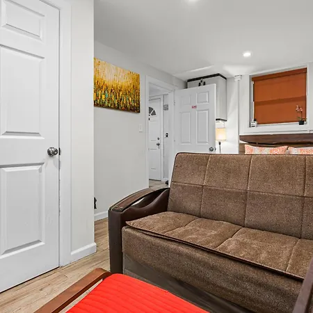 Elegant 2 Bedroom W Modern Amenities *