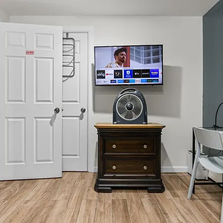 Elegant 2 Bedroom W Modern Amenities Apartment