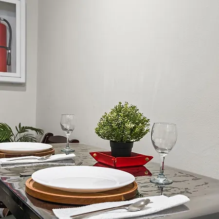 Elegant 2 Bedroom W Modern Amenities *