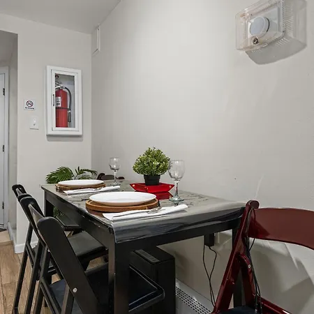 Elegant 2 Bedroom W Modern Amenities