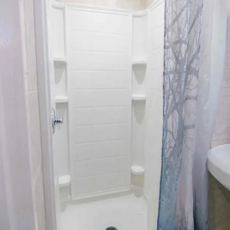 Elegant 2 Bedroom W Modern Amenities Apartment