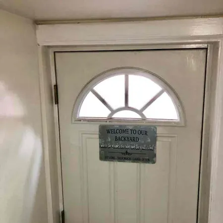 Elegant 2 Bedroom W Modern Amenities *