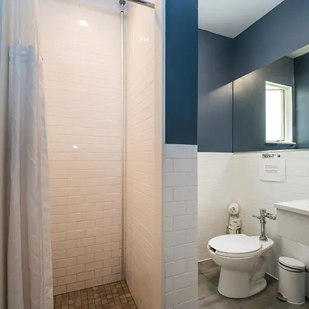 Lamartine Chelsea Hostel