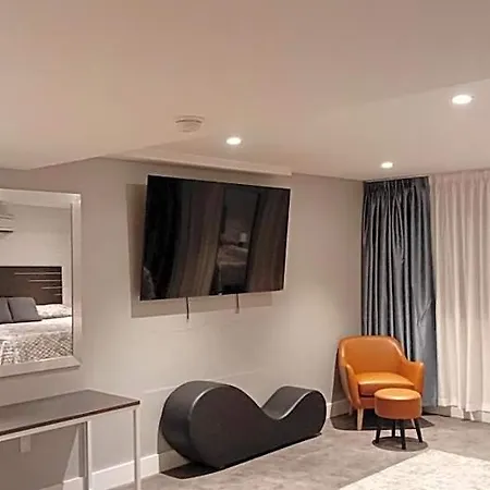 Rose Hotel 2*