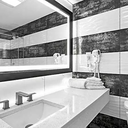 Liv Bronx Hotel 3*