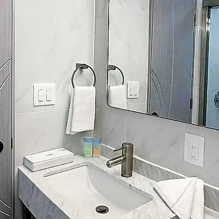 Hotel Liv Bronx