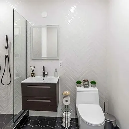 Hotel Luxe W Juliet Balcony In Upper East New York