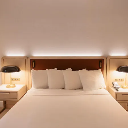 Hotel Aura Times Square