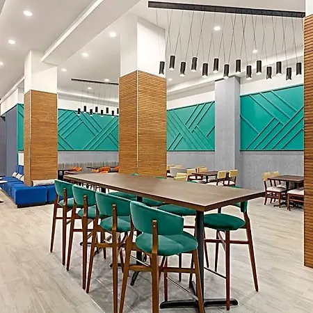 Hotel Lic - La Guardia West 3*