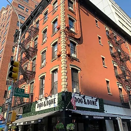 Carlton Arms Hotel
