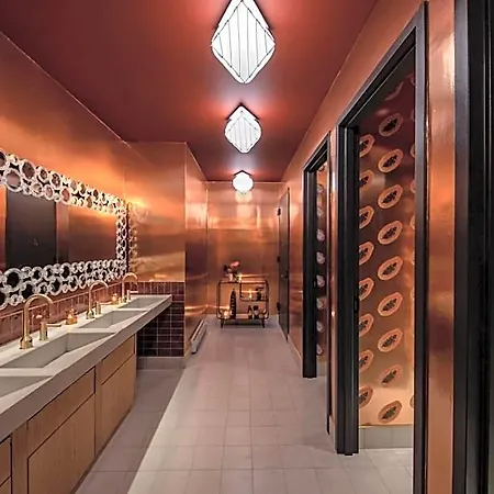 Moxy Brooklyn Williamsburg Hotel 3*