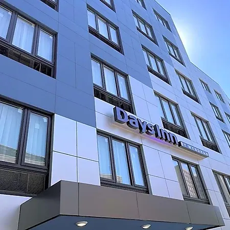 Days By Wyndham Bronx Nyc Hotel