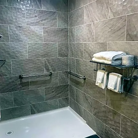 Hotel Days By Wyndham Bronx Nyc
