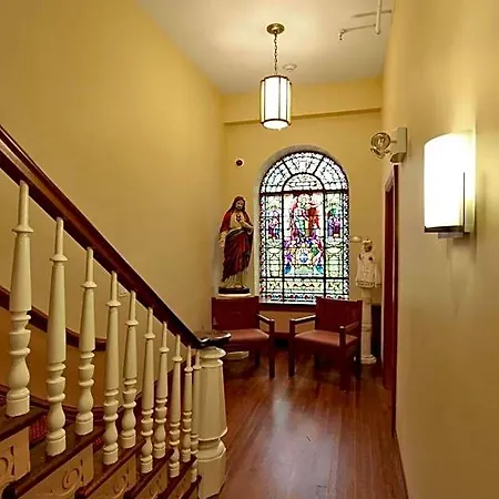 Leo House Hotel
