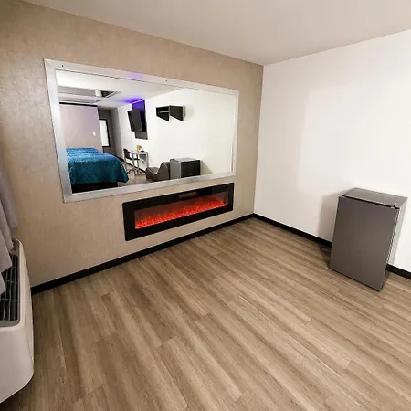 Hotel Opus Bronx Near Bay Plaza Mall 3*