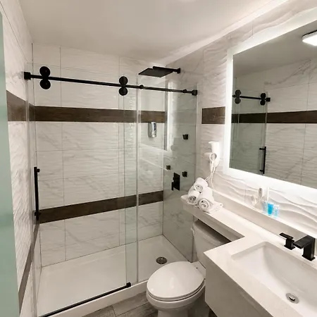Opus Bronx Near Bay Plaza Mall Hotel 3*