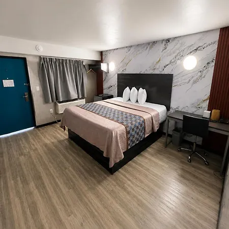 Hotel Opus Bronx Near Bay Plaza Mall 3*