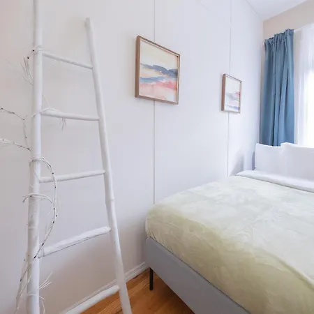 Sunlit 2br Park North Elevator & Laundry Apartment