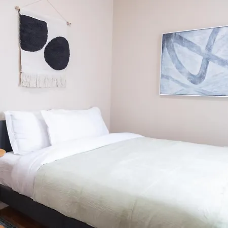 Sunlit 2br Park North Elevator & Laundry Apartment