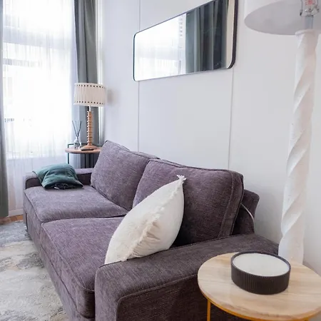 Sunlit 2br Park North Elevator & Laundry Apartment *