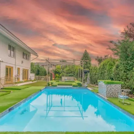Bayside Queens 6br Gated With Private Heated Pool Game And Water Views *