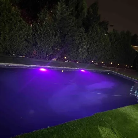 Holiday home Bayside Queens 6br Gated With Private Heated Pool Game And Water Views New York