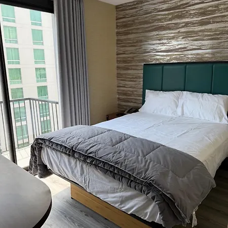 Skylux - Long Island Hotel
