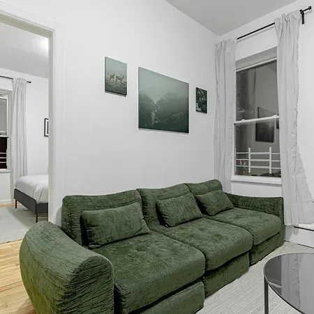Modern 2br Near Laguardia & Subways New York