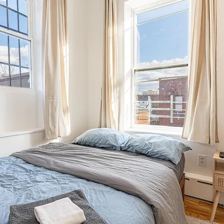 Modern 2br Near Laguardia & Subways Aparthotel New York