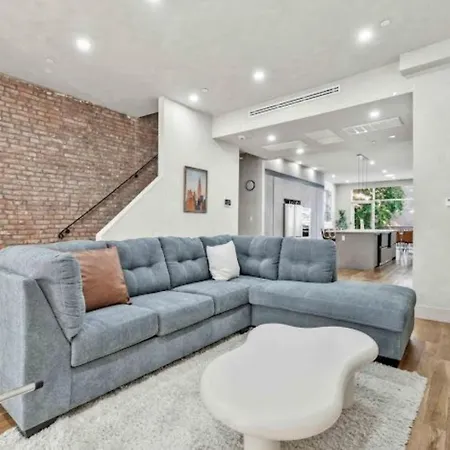 Jimmy's Brownstone Penthouse! Its Personal, Luxury, Your Away From Home!! Homestay New York