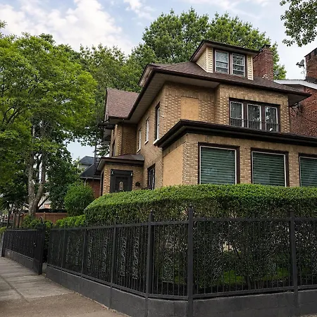 Holiday home Luxury Pre-war Townhouse Bronx 5br