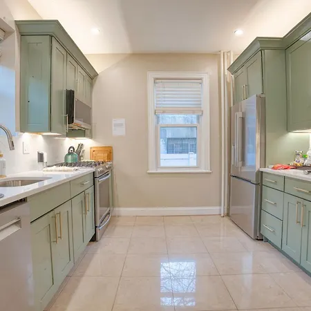 Country house 4Br Near Prospect Park Off-Street Parking Outdoor Space 3 Kings, 1 Queen *
