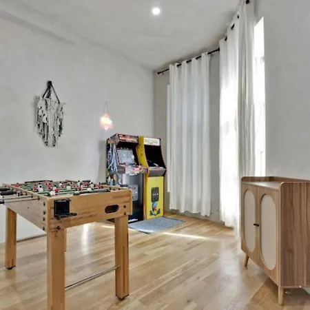 Homestay Jimmy's Brownstone Penthouse! Its Personal, Luxury, Your Away From Home!! *