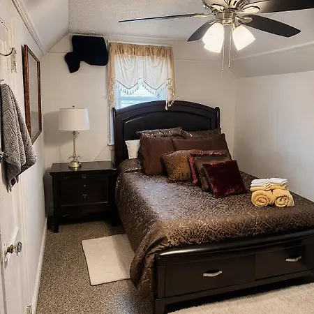 Holiday home Luxury Pre-war Townhouse Bronx 5br *