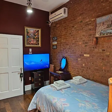 In A Luxurious Colonial Townhouse Homestay New York
