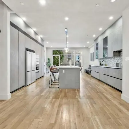 Jimmy's Brownstone Penthouse! Its Personal, Luxury, Your Away From Home!!