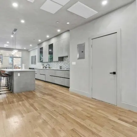 Jimmy's Brownstone Penthouse! Its Personal, Luxury, Your Away From Home!! *