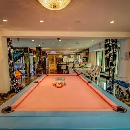 Holiday home Bayside Queens 6br Gated With Private Heated Pool Game And Water Views New York