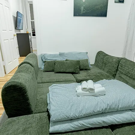 Modern 2br Near Laguardia & Subways Aparthotel
