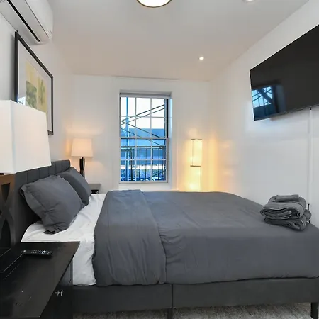 The Minute -3 Bedrooms -sleeps 13 * New York