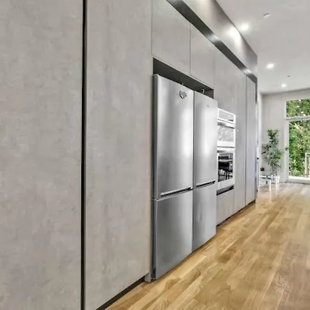 Homestay Jimmy's Brownstone Penthouse! Its Personal, Luxury, Your Away From Home!! New York