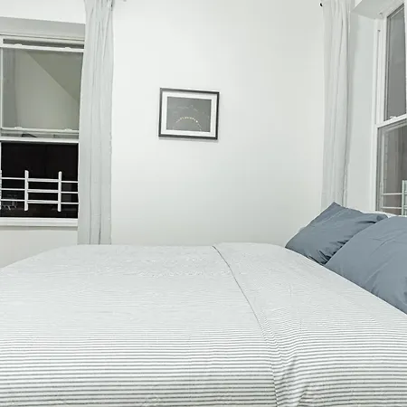 Modern 2br Near Laguardia & Subways Aparthotel