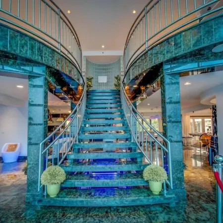 Holiday home Bayside Queens 6br Gated With Private Heated Pool Game And Water Views *