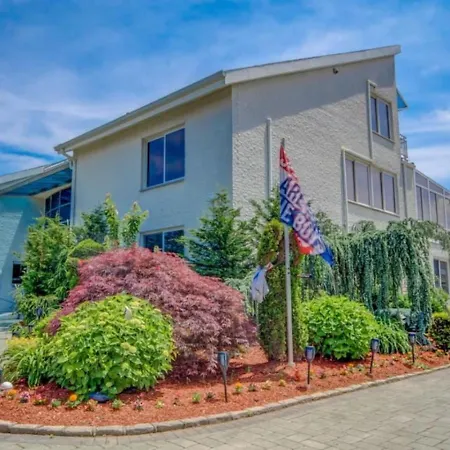 Bayside Queens 6br Gated With Private Heated Pool Game And Water Views