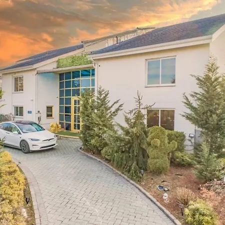 Bayside Queens 6br Gated With Private Heated Pool Game And Water Views Holiday home