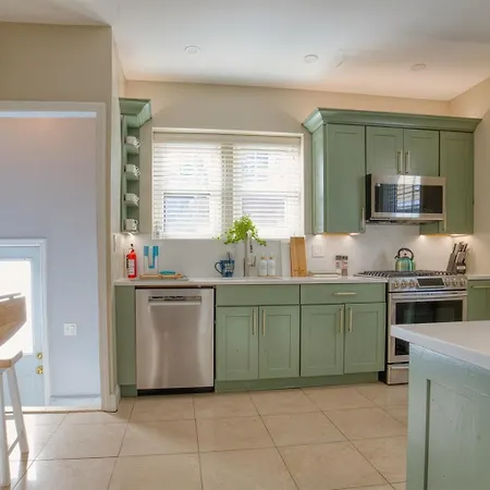 Country house 4Br Near Prospect Park Off-Street Parking Outdoor Space 3 Kings, 1 Queen *