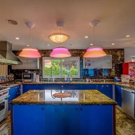 Bayside Queens 6br Gated With Private Heated Pool Game And Water Views Holiday home New York