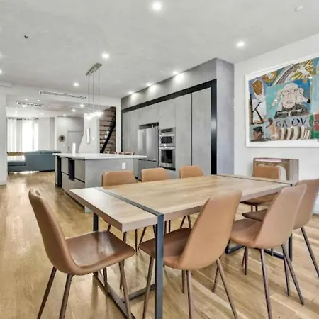 Jimmy's Brownstone Penthouse! Its Personal, Luxury, Your Away From Home!! Homestay *